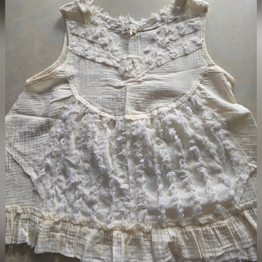 NWOT POL MISSES SZ SMALL cream Textured Sleeveless Vneck Top